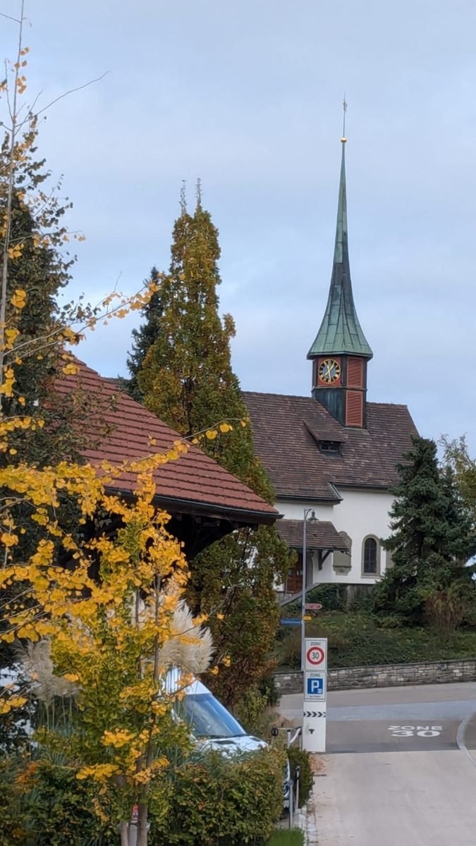 Kirchturm Urdorf mit Uhr