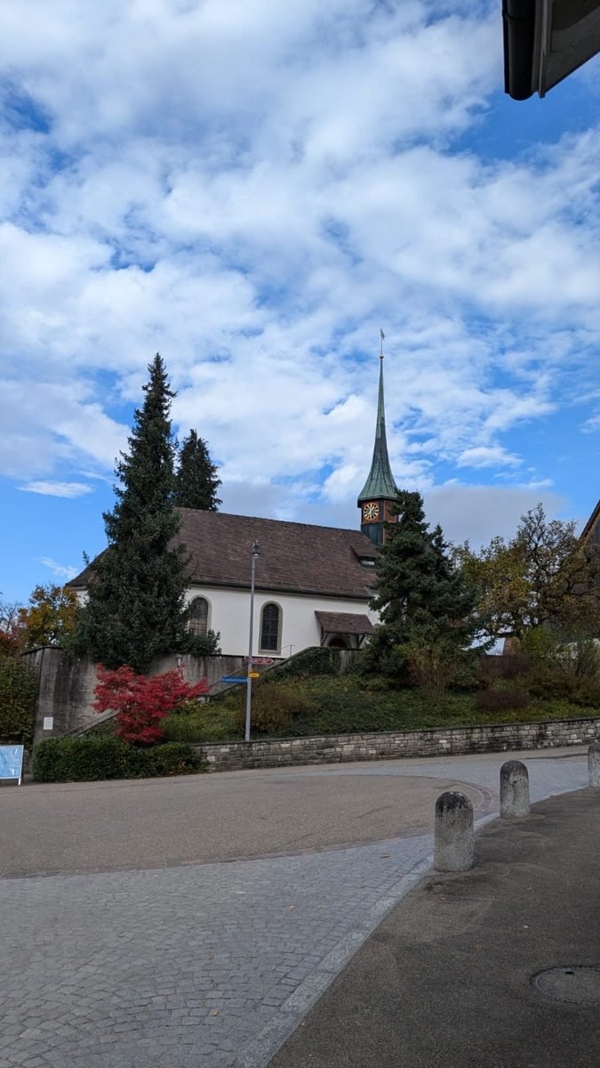 Kirche Urdorf, Tagesansicht mit Herbstlaub